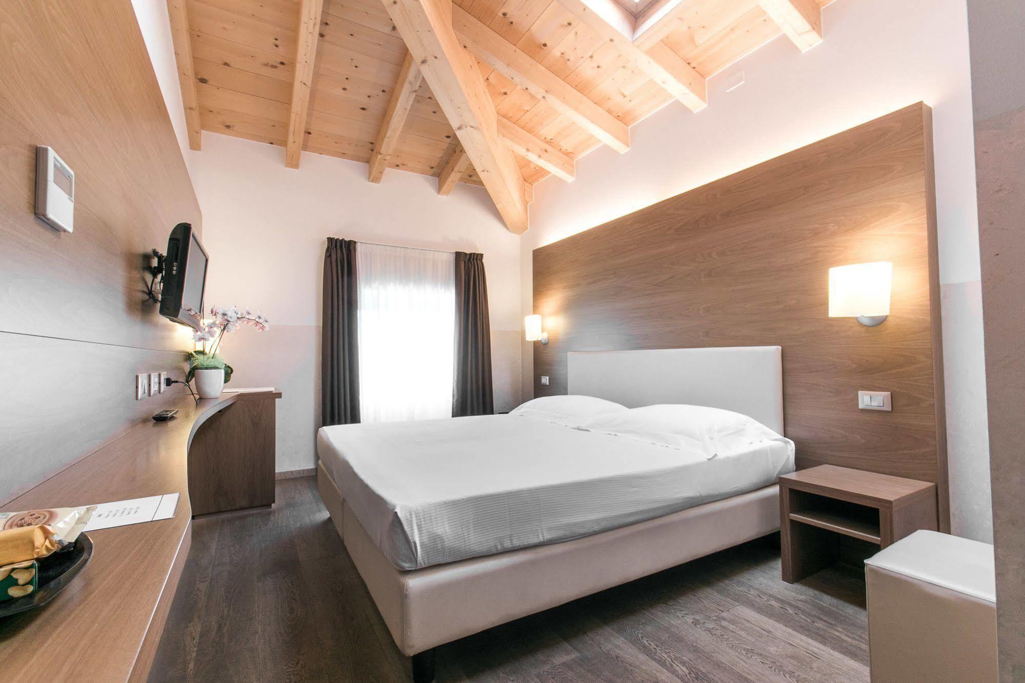 Hotel Opera Дособуоно Екстериор снимка